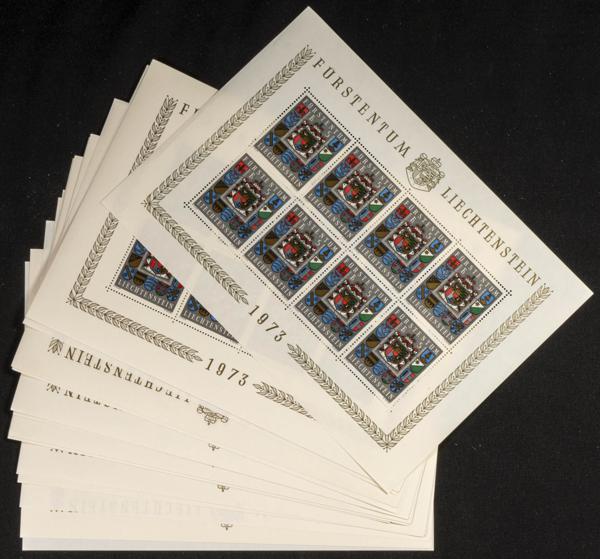 677 | Liechtenstein. Stock de Series y Sellos